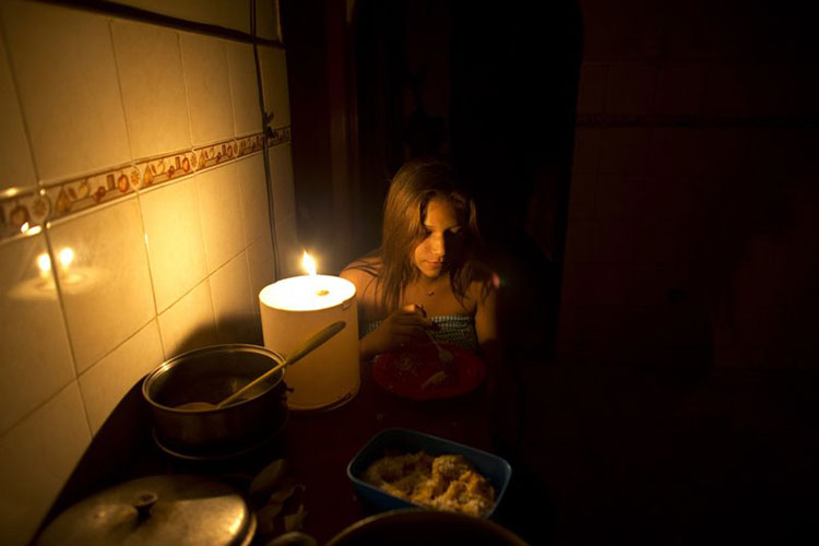 El caos económico deja a muchos venezolanos a oscuras