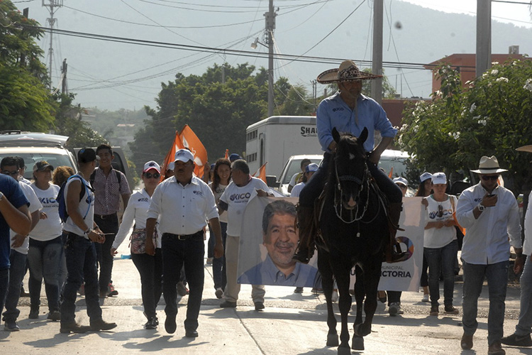 Recibe Xico demandas de agua y pavimento