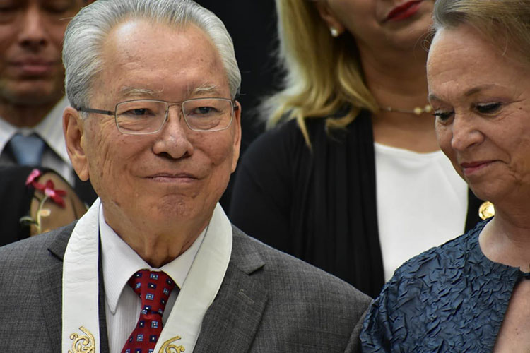 Galardona Congreso a Enrique Hong Chong con medalla “García de Arellano”