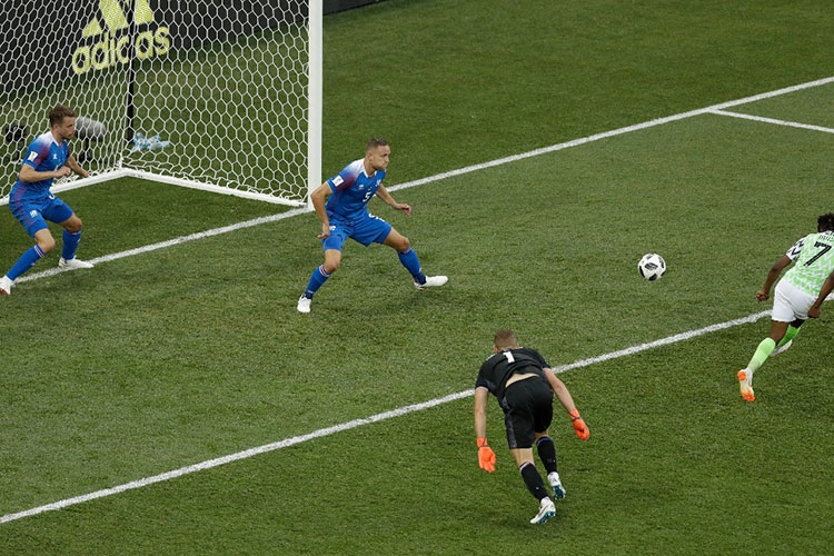 Nigeria gana 2-0 a Islandia y da vida a Argentina