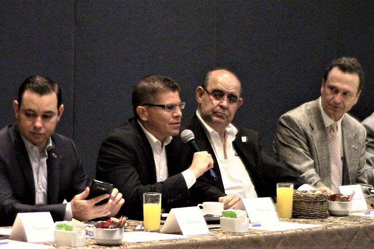 Administrador de Aduana da conferencia ante el ICCE