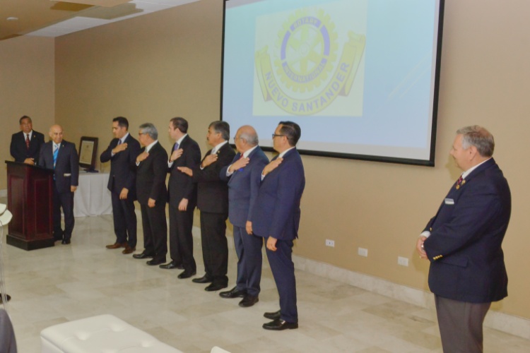 Toman protesta a nueva Directiva de Club Rotario