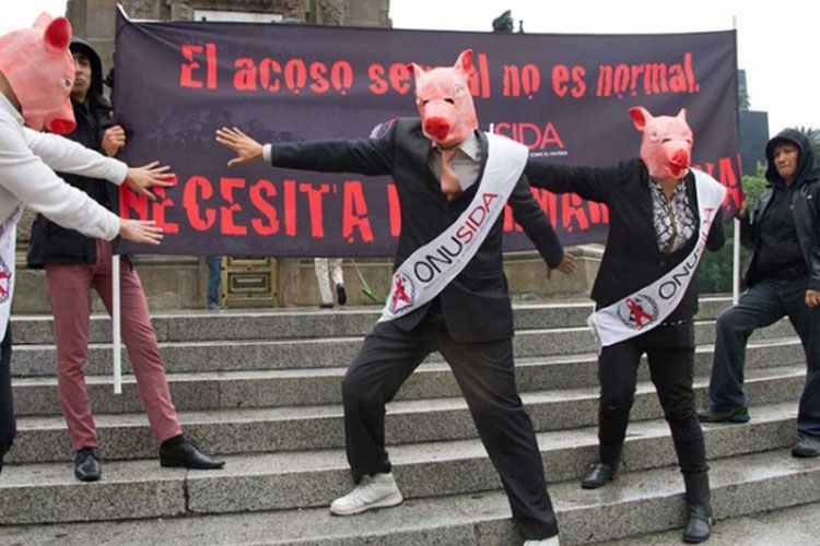 Activistas con máscaras de cerdo denuncian acoso sexual en ONUSIDA