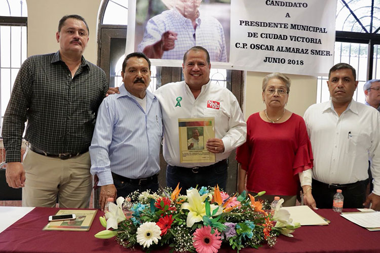 Se quedan maestros con Óscar Almaraz