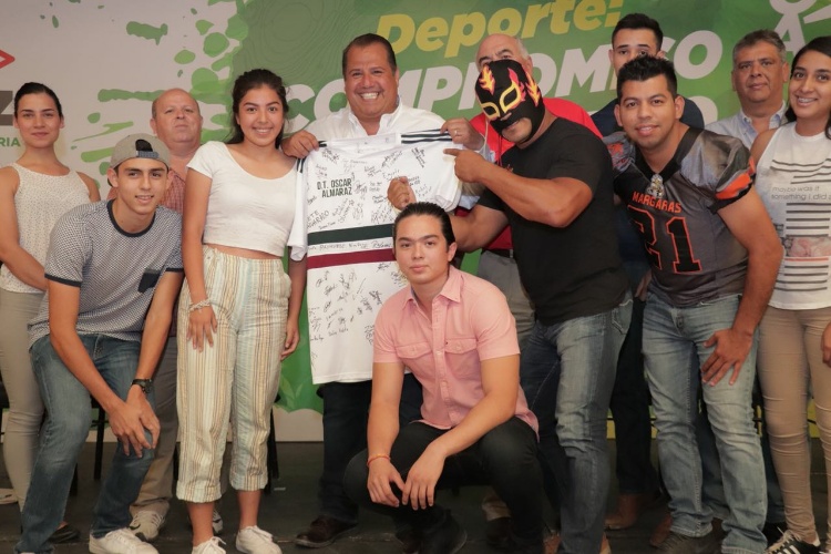 Viven tarde de campeonato con Oscar Almaraz