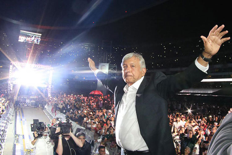 AMLO recuerda a luchadores sociales en su cierre de campaña en el Azteca