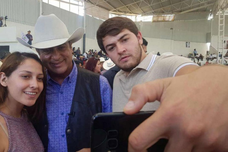 ‘El Bronco’ reitera que bajará impuestos y elevará salarios