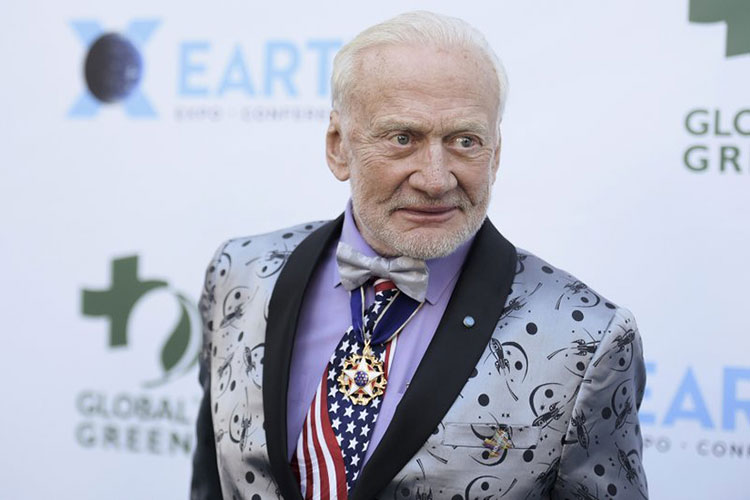 Buzz Aldrin demanda por mal uso de sus tarjetas