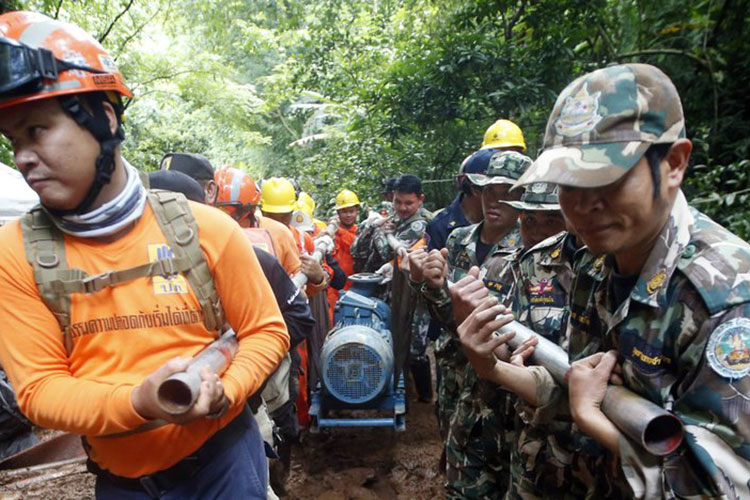 Cavan hoyo para rescatar a niños en cueva en Tailandia
