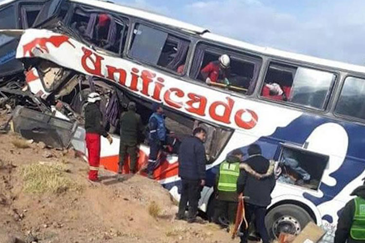 Choque de autobús con una roca deja 17 muertos en Bolivia