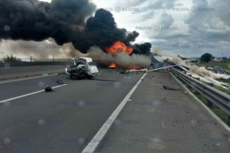 Choque entre 2 camiones, deja 4 muertos en el Edomex