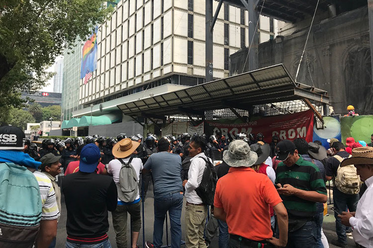 Protesta CNTE frente a embajada de EU