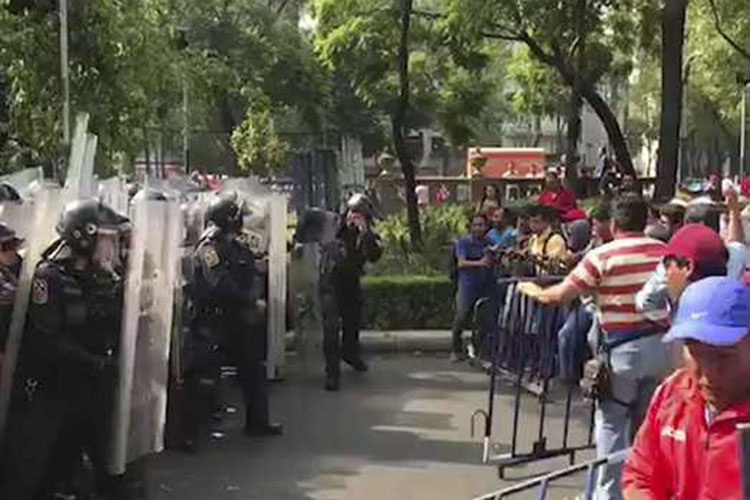 CNTE reporta 10 heridos tras choque con policías