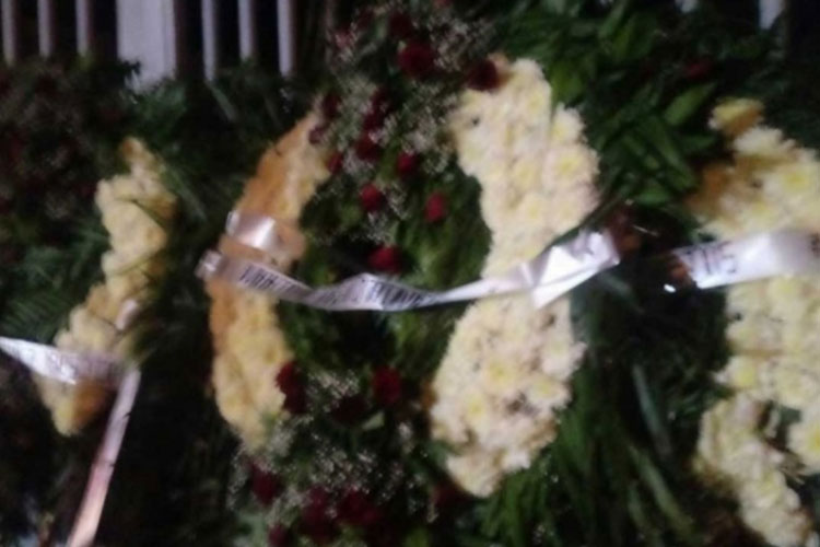 Dejan coronas de flores en sede del PRI en Acapulco