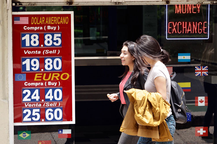 Se aprecia el peso; $19.61 por dólar