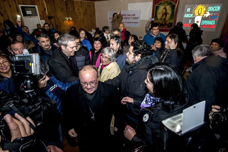 Enviados del papa reciben a chilenos divididos por escándalo