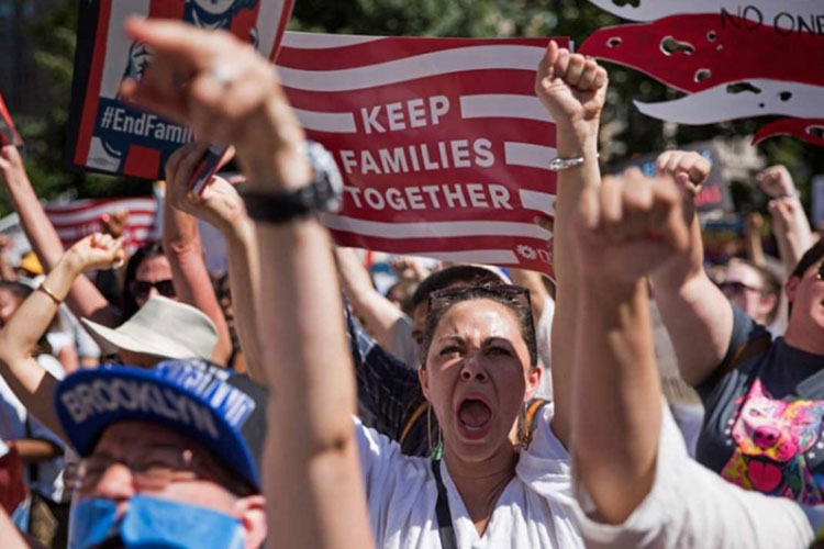 ‘Las familias deben estar juntas’, reclaman miles en EU a Trump