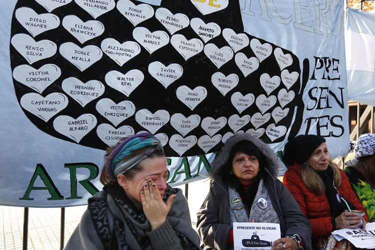 Argentina: familias de submarinistas protestan encadenadas