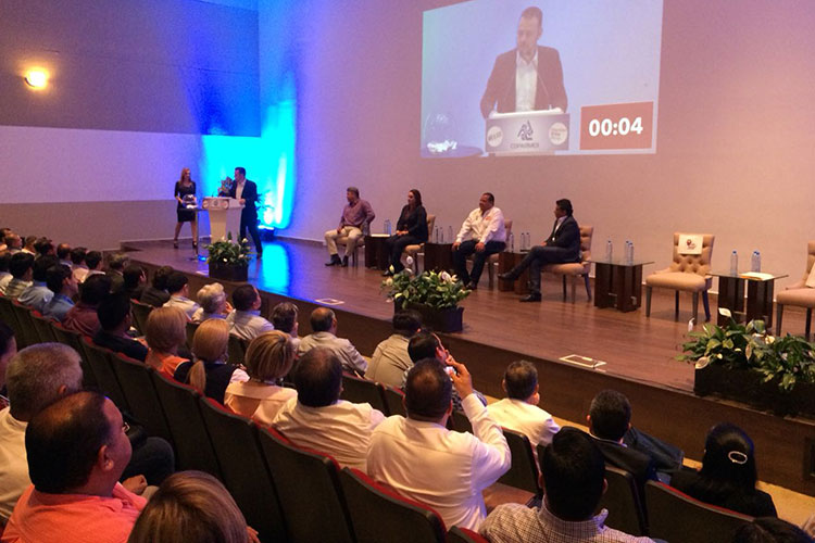 Acuden candidatos a foro COPARMEX