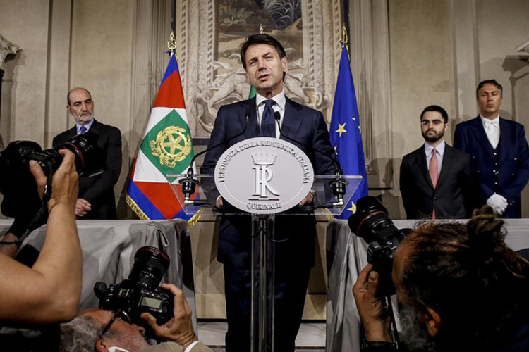 Populistas italianos forman gobierno: sube la bolsa de Milán