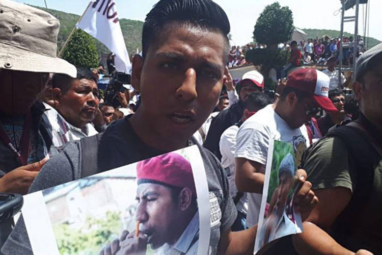 AMLO es abordado por hermano de un normalista asesinado
