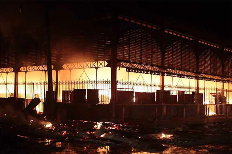 Incendio destruye nuevamente mercado público en Haití
