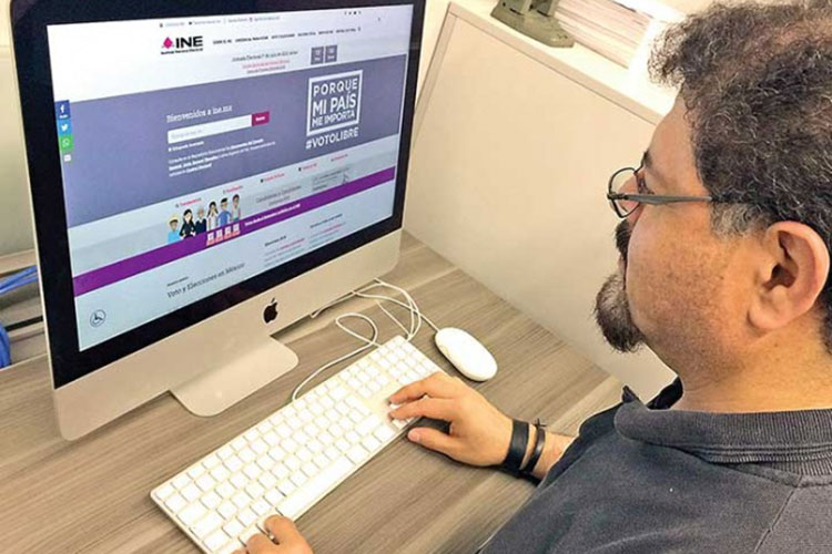 Atacan bots al INE; 500 mil al mes