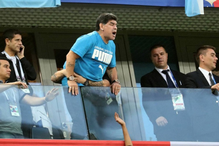 FIFA le pide a Maradona respeto tras seña obscena