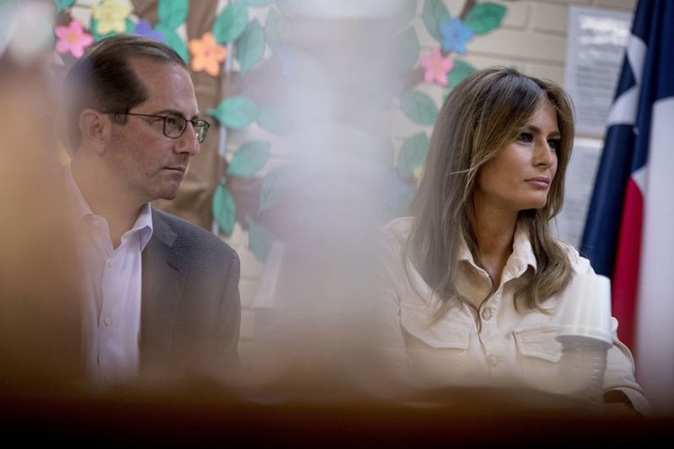 Melania Trump visita a niños migrantes detenidos en Texas