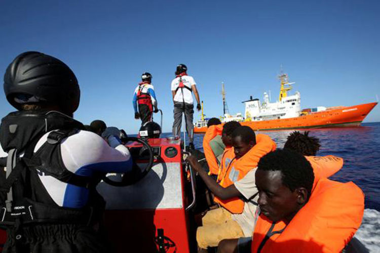 Llevan migrantes del Aquarius a otros barcos por seguridad