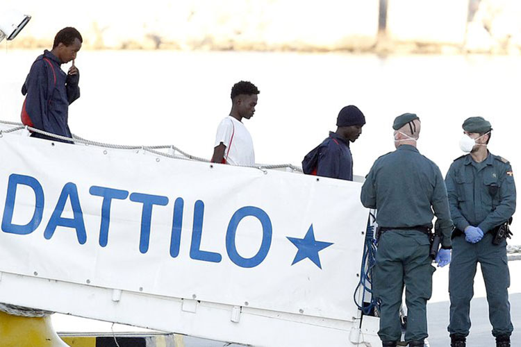 Barcos con migrantes llegan al puerto de Valencia, España