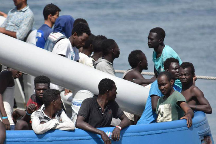 Barco español se encamina a zona de migrantes