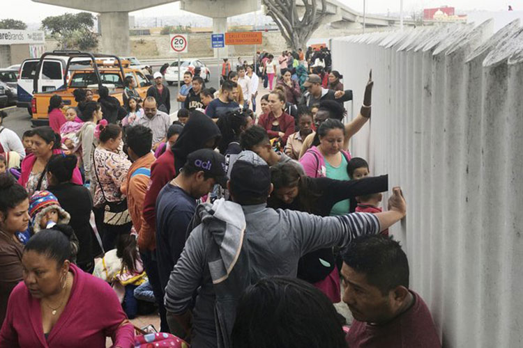 Refugiados siguen abarrotando la frontera de EEUU