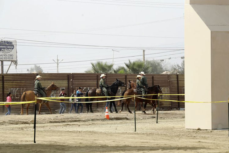 EEUU llena centros de detención, envía migrantes a prisiones