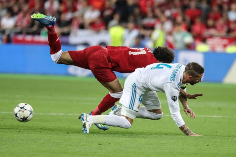 Ramos se defiende de la ‘llave de judo’ a Salah