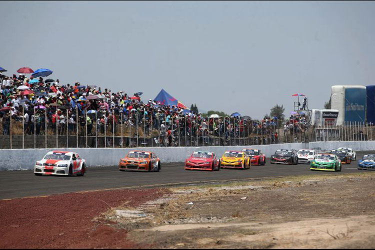 Suspenden calificación de la Nascar Peak por lluvia