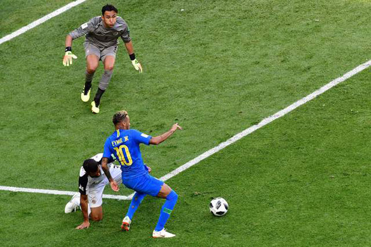 Brasil gana 2-0 a Costa Rica; se acerca a octavos