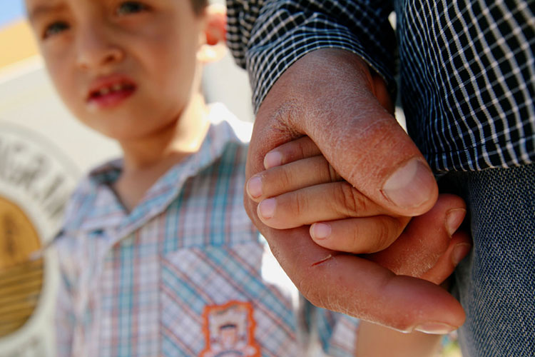 Estados Unidos deporta a primer salvadoreño separado de su hijo