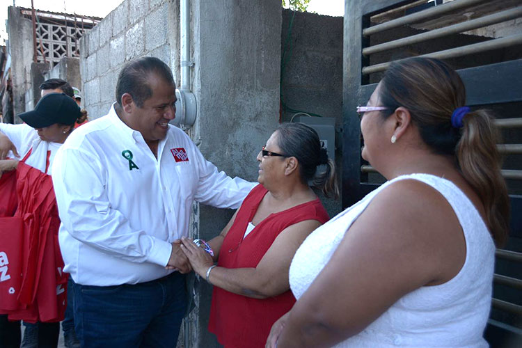Recorre Oscar Almaraz casa a casa en busca del voto