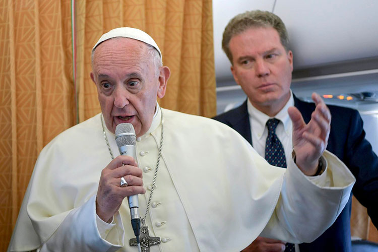 Ex diplomático del Vaticano admite acusaciones de pornografía infantil