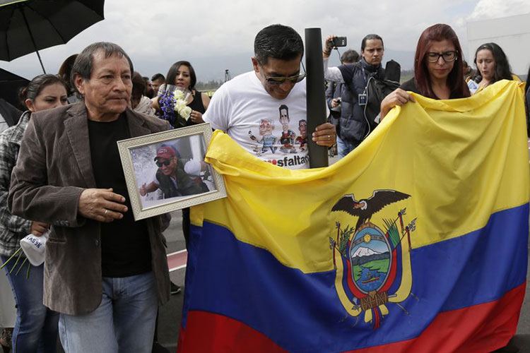 Llegan a Ecuador restos de periodistas asesinados por FARC