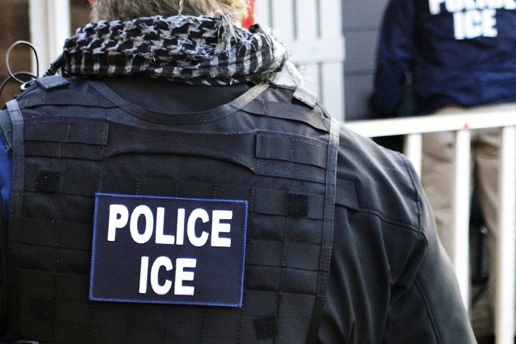 Exabogado del ICE sentenciado por robo de identidad
