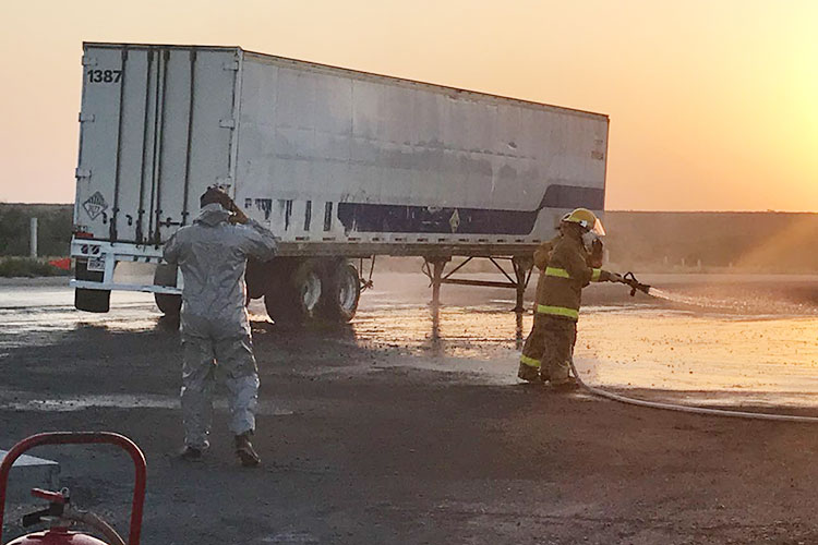 Se incendia tráiler con residuos peligrosos