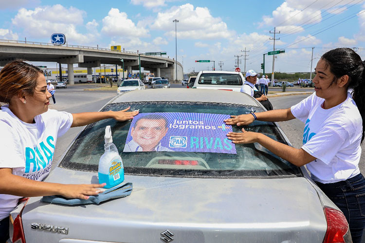 Con entusiasmo automovilistas reciben propaganda de Rivas