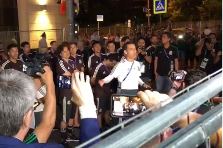 Rafa Márquez y el Tri salen a agradecer a la afición