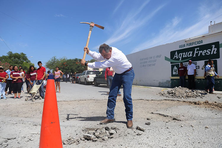 Ramón Garza Barrios pavimenta calles y presenta plan de obra pública