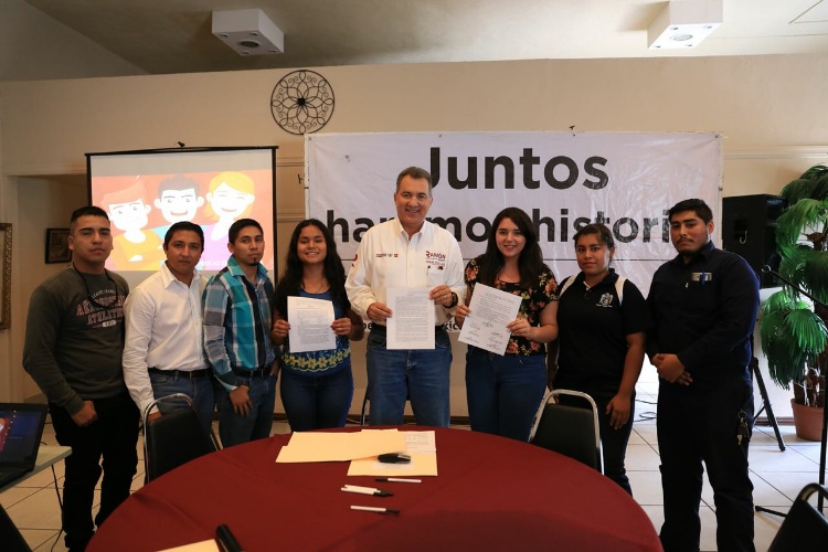 Ramón Garza Barios firma convenio  para crear un Consejo Juvenil