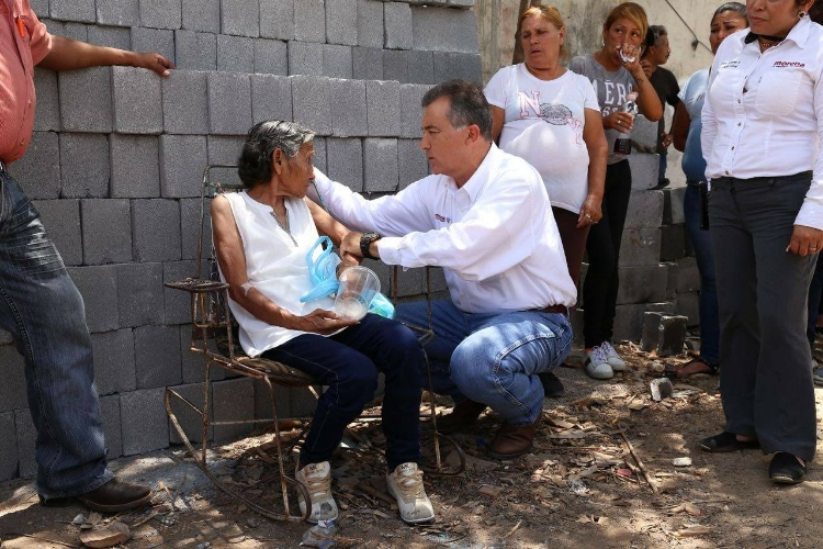 Ramón Garza Barrios ayuda a mujer damnificada