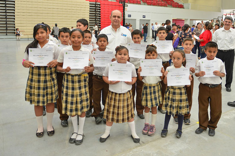 Acreditan 882 estudiantes en “Apoyo Integral Educativo”