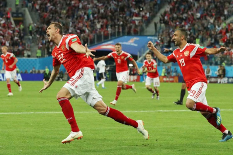 Rusia, primero en ir a octavos; lastima a Salah
